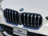 左右のキドニー・グリルの中心にはBMWのエンブレムが鎮座し、個性を放つデザイン性を兼ね備えました。