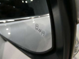 隣車線を走る車両をレーダーで検知し、ドアミラーでは確認しにくい後側方エリアに存在する車両に加え、急接近してくる車両も検知します。車両を検知するとドアミラーに搭載されたLEDインジケーターが点灯します。
