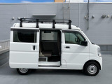 荷室幅がわかるサイドビュー。リヤドアは開閉しやすい持ち手の【縦型スライドドアハンドル】!