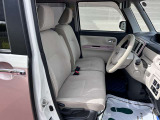 [フロントシート]インパネにシフトが付いているので足元広々!運転席から助手席の移動も楽々♪どちらからでも乗り降り出来るので、狭い場所の乗り降りも楽ちんですよ♪