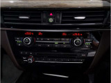 運転中にもオーディオの音量やFMの切り替えなどステアリングでの操作で切り替え可能なため、ステアリングから手を放す必要がない為、運転中でも操作が簡単でございます。