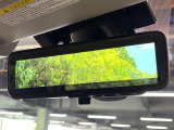 【スマートリヤビューミラー】後席の大きな荷物や同乗者で後方が確認しづらい時でも安心!カメラが撮影した車両後方の映像をルームミラー内に表示。クリアな視界で状況の確認が可能です!