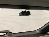 後方にもドライブレコーダーのカメラが付いています。前後両方でお車の周りを監視・記録いたします。