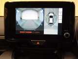 パノラミックビューモニター付きです。車両を上から見たような映像をディスプレイオーディオ画面に表示。運転席からの目視だけでは見にくい、車両周辺の状況をリアルタイムでしっかり確認できます。