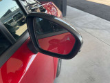 後側方から接近する車を検知してドアミラー内に表示、さらに衝突の危険度が高まるとシステムが車線内に戻す方向に力を短時間発生させ、ドライバーがクルマを車線内に戻す操作を促します。
