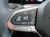 ◆クルーズコントロールにレーダーセンサーを組み合わせ、先行車を測定し設定されたスピードを上限に自動で加減速を行います。一定の車間距離を維持することで、長距離走行でのドライバーの疲労を低減させます。