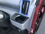 運転席・助手席ドリンクホルダー。近くて便利。エアコンの風でほんの少し温度をkeepも