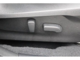 運転席パワーシート 電動シート採用で細かい微調整ができ、ドライビングポジションにしっかり合わせることで疲労軽減や事故防止につながります♪♪