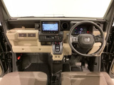 車内は光触媒抗菌消臭施工済です。インパネ周りはスタイリッシュなデザインです。グローブボックスやカップホルダーのほかにトレーなどたくさんの収納スペースが付いています。