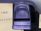 【ドリンクホルダー】二人のちょうど中間に位置する、使い勝手の良いスポット。パッと手に取れる位置にあるから、運転を邪魔せず水分補給ができます。