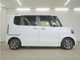 リアには左右スライドドアを採用。狭い駐車場でも開閉しやすく、強風の日でもドアが煽られにくくなっております。小さなお子さまやご年配の方も安心して乗り降りできます。