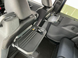 【格納式シートバックテーブル】車内でのお食事などで活躍♪カップホルダーも備えています。