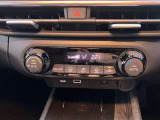 お好みの温度調整だけでコンピュータが風量といった設定をしてくれるオートエアコン!ピアノ調のパネルがとてもオシャレですね♪