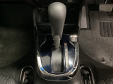 CVT車のセレクトレバーです。低速から高速まで、変速ショックのないスムーズな走りを実現するとともに、エンジン効率のよい領域を維持することで燃費にも貢献します。