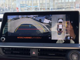 後方の映像に加えて車両周辺の様子も画面で確認でき、駐車時の安全確認をサポートします。ガイド表示を目安にできるため、バックでの駐車や狭いスペースへの出入りにも便利です。