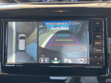 後方の映像に加えて車両周辺を上から捉えた表示もあり、駐車時の確認をサポートします。画面には目安となるガイド線も表示され、後退時に周囲を把握しやすい装備です。