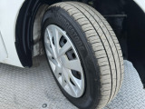 車両デザインに調和するホイールカバーを装備。タイヤの溝の状態もご確認ください。