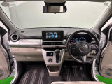 上質で美しいデザインの運転席空間。UVカット機能の付いたフロントガラスは、面積や位置取りが良く、前方・右前・左前方向の視認性がいいですよ!