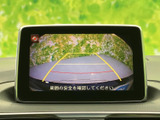 後方の映像とガイド線を画面で確認でき、駐車時や後退時の周囲確認に役立ちます。目視で安全を確かめながら活用でき、狭い場所での車庫入れなど日常の運転をサポートします。