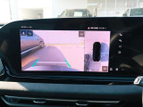4台の広角サラウンドビューカメラが、車両の全周囲360度を瞬時に捉え、様々な角度からの映像を映し出し、駐車時の操作がより簡単になります。ギアをリバースに入れるか、センターコンソールのボタンで起動します。