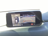 狭い場所での駐車やすれ違いなどでより的確な運転操作に役立つ360&deg;ビューモニターが装備されています。