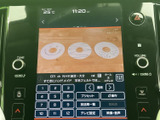 停車中にテレビ番組を視聴でき、画面上のボタンからチャンネル選択や放送局一覧も確認できます。休憩時間などに映像を楽しめる、うれしい装備です。