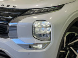 【LEDヘッドライト】悪天候や夜間走行時も良好な視界を確保し安心して運転できる高輝度LEDヘッドライトを装備!点灯速度が早く、消費電力も抑えられています。