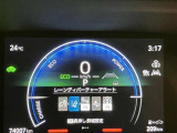 レーンディパーチャーアラートとは車線または走路からの逸脱の可能性を警告すると共に、車線または走路からの逸脱を避けるためのハンドル操作の一部を支援する機能です。詳細は販売店スタッフまでおたずねください。