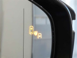 ブラインドスポットモニター装備。隣車線を走る車両を検知。ドアミラーでは確認しにくい後方、側方エリアに存在する車両や急接近してくる車両も検知しドアミラーに搭載されたLEDインジケーターが点灯します。