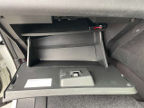 グローブボックスの他にも収納をご用意してます。車内をスッキリ見せることができます。