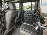 【リアシート】屋根までの高さがある車のため、大人の方でも圧迫感が少なく乗車出来ます。足元は広く取られているため、ゆったりとお乗り頂けます。