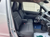 [フロントシート]インパネにシフトが付いているので足元広々!運転席から助手席の移動も楽々♪どちらからでも乗り降り出来るので、狭い場所の乗り降りも楽ちんですよ♪