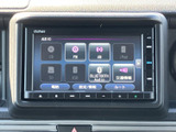 FMやAMをはじめ、CD、USB、Bluetooth Audioなど選べる音源が画面に並びます。使いたい項目を見つけやすく、移動中の音楽やラジオを楽しめます。