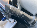 表示が見やすく整理され、手元で機能を確認しやすいレバーです。運転中に必要な操作へアクセスしやすく、天候が変わりやすい日も日常の運転をサポートします。