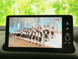 テレビ番組を画面で楽しめる装備です。停車中の待ち時間に映像を視聴でき、画面や音量の操作も手元で行えます。お出かけ先での休憩時間を過ごす際にも便利です。