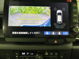 後方の映像に加えて車両周囲の状況も画面で確認でき、駐車時の目安として便利です。ガイド表示を活用しながら、周囲を確認して操作できます。