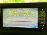 後方の様子を画面で確認でき、ガイド線も表示されるため、駐車時の位置合わせをサポートします。周囲の状況を確かめながら、落ち着いて後退したい場面に便利です。