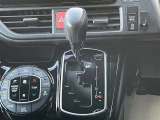 操作しやすいシフトレバーです♪シフトチェンジを気にしなくていいので運転だけに集中できますね!自然と手に届くところにある手になじむ形状のシフトノブがいいですね♪