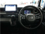 運転にかかわる様々な操作を安全に行えるように視点移動が少なく、操作性に配慮されたスイッチ類が凝縮されたコクピットです。