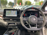 すっきりした運転席周りにはナビやエアコンの操作パネルを設置しておりますので、お一人での運転でもご安心できます。