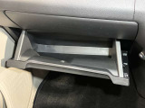 【グローブボックス】容器がせり出してくるバケットタイプ!一目で中身を把握でき、取り出しやすさにも優れます!