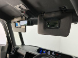 【サンバイザー】車内で身だしなみを整えるためのバニティミラーがセット。お化粧直しや髪型のチェックに活用できます。