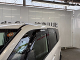 車内の換気には必需なドアバイザーです。特に、雨の日の換気に助かりますね。
