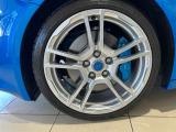 FUCHS 製 18インチ鍛造アロイホイール(シルバー)ブルー ブレーキキャリパー