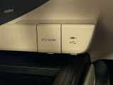 USB/AUX接続端子は、センタートレイの奥にあります!