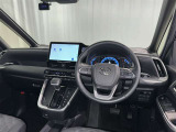 運転席まわりです。 各操作スイッチは使いやすい位置に配置されてます。