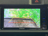 後方の映像とガイドラインを画面で確認でき、駐車時や後退時の周囲の様子を把握する際に便利です。車庫入れなど、日常の駐車をサポートしてくれます。