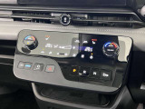 【オートエアコン】タッチパネル式オートエアコンで運転席周りの凹凸が少なくスッキリとしています。
