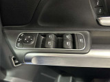 メモリー付き電動シートも装備されておりますのでシート位置を3パターン記憶できます。