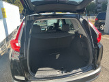 広い荷室にはトノカバーも付いており、大切な荷物を外部から見られないようにする事も出来ます。